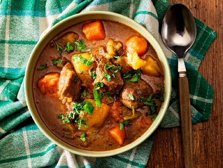 Попска яхния с телешко месо от шол, картофи, моркови и целина в тенджера под налягане - снимка на рецептата